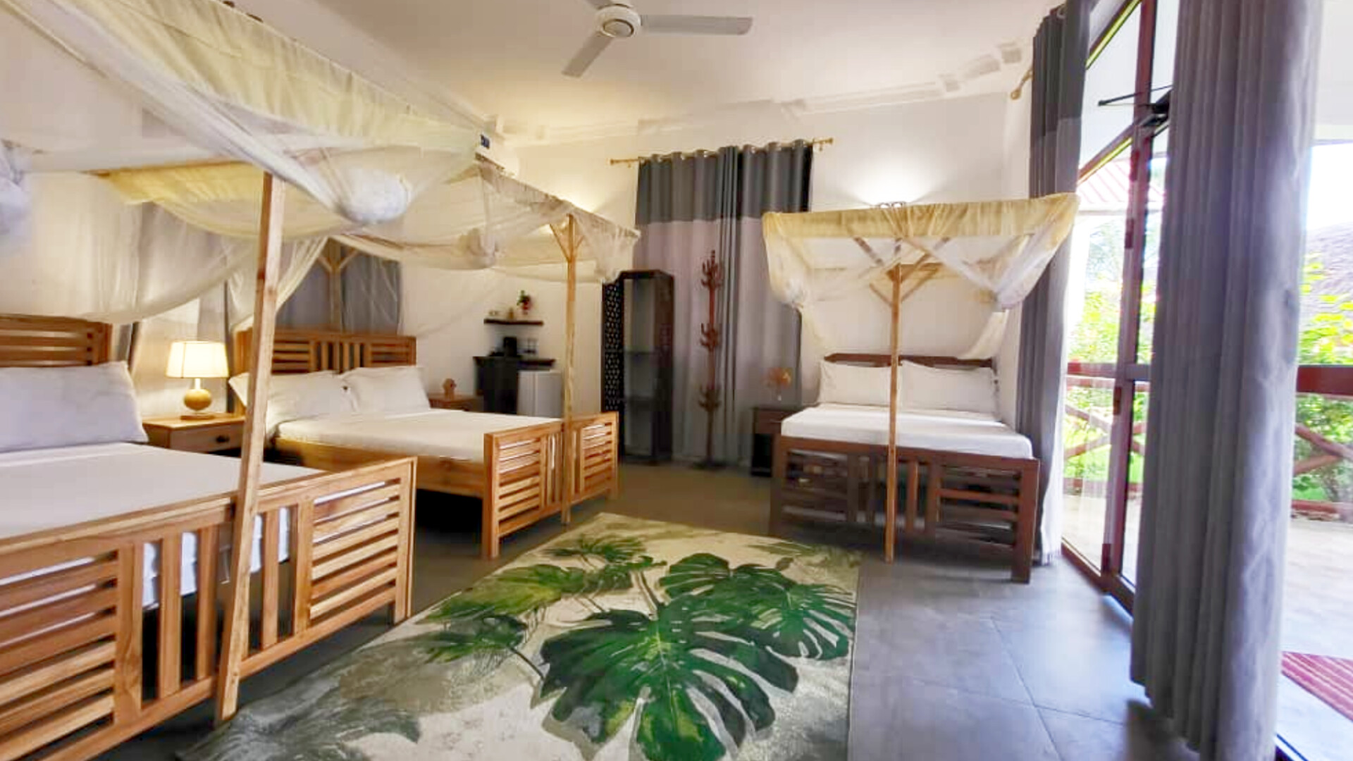 Triple beds Room